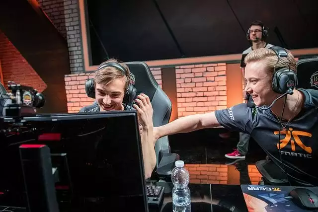 EU LCS Week 10: FNC Rekkles and Caps