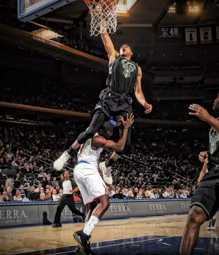 giannis antetokounmpo-tim hardaway jr-bucks-knicks-milwaukee-new york-dunk-mvp-nba