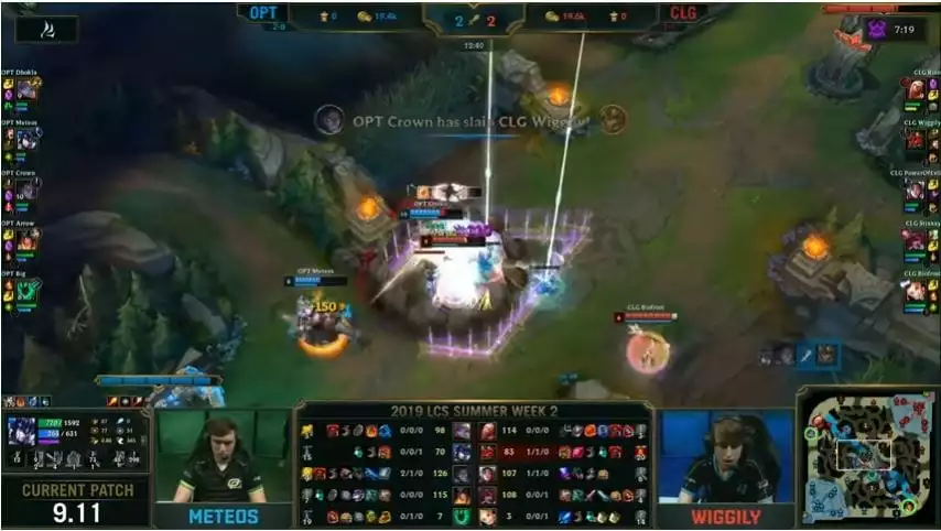 OpTic won the first early fight against CLG in mid lane.