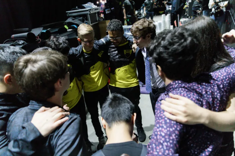 Dignitas Executes a Perfect Huddle.