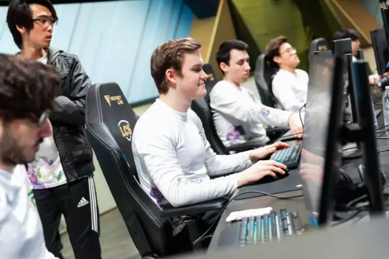 FlyQuest Preparing for their game.
