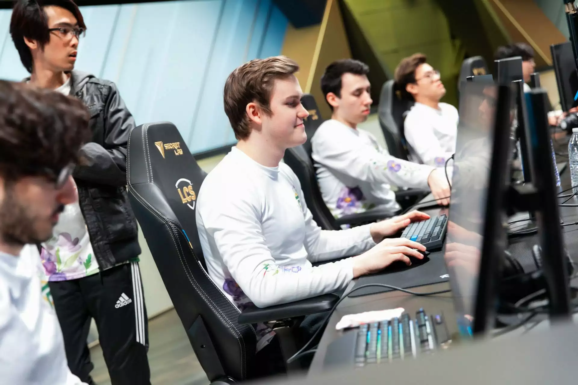 FlyQuest Preparing for their game.