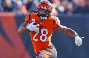 Joe Mixon running the ball (Chargers-Bengals Preview)