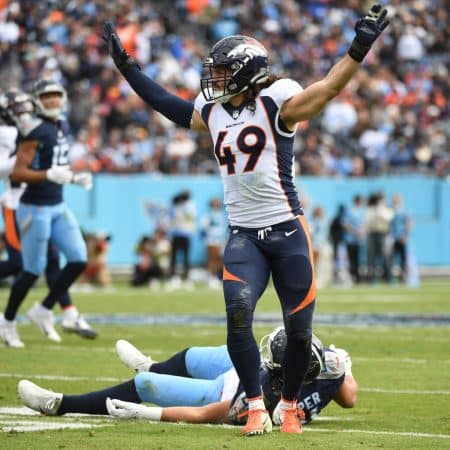 Denver Broncos re-sign Alex Singleton