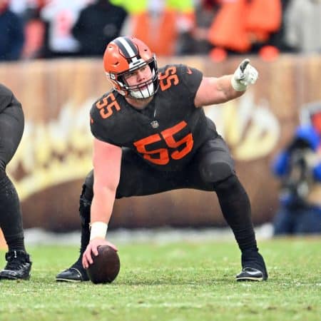 Browns Re-Sign Ethan Pocic