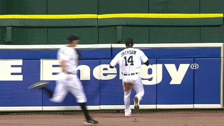 Video: CLE@DET: Jackson's amazing catch preserves perfecto