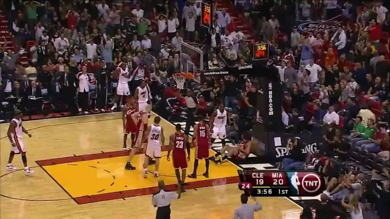 Video: Dwyane Wade Dunk on Varejao (HD)