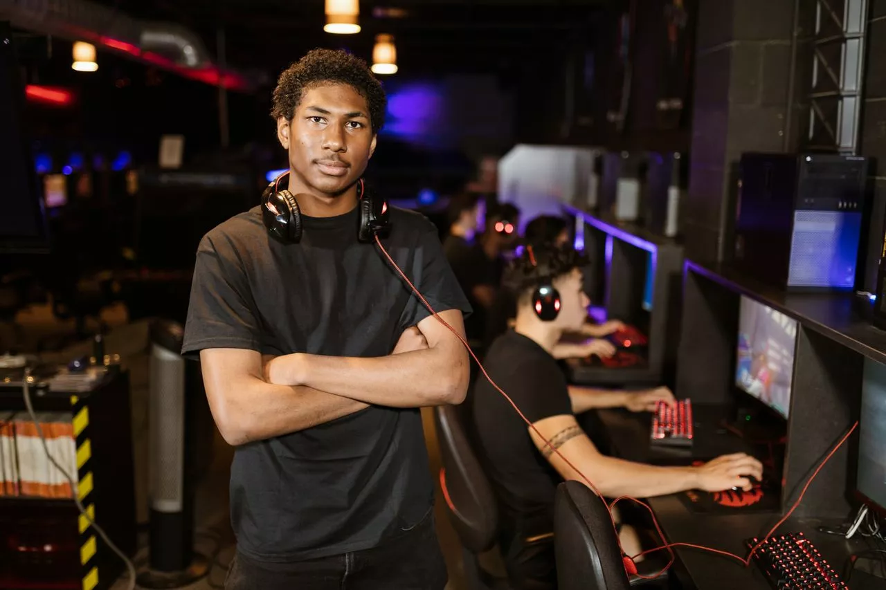 Photo by RDNE Stock project: https://www.pexels.com/photo/man-in-black-shirt-wearing-black-headphones-7915309/